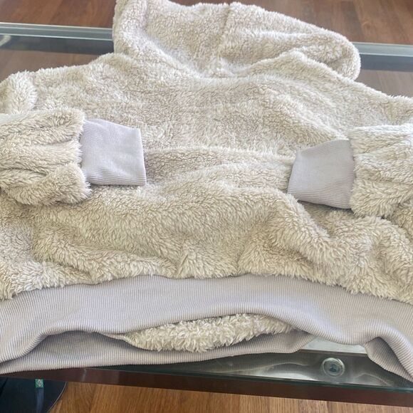 NWT fuzzy super soft Sherpa teddy hoodie. Lt tan with elastic cuff & waist - Picture 6 of 7